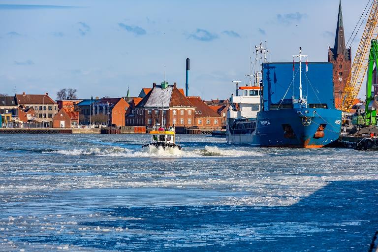 Nakskov Havn 2 for fuld kraft igennem isen forbi kaj 4 hvor der ligger skib