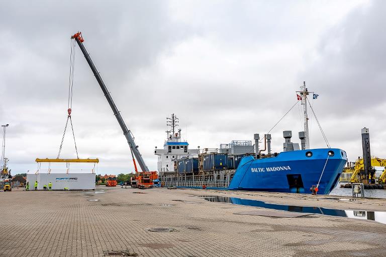 Skib losser moduler ved kaj 2 i Nakskov Havn
