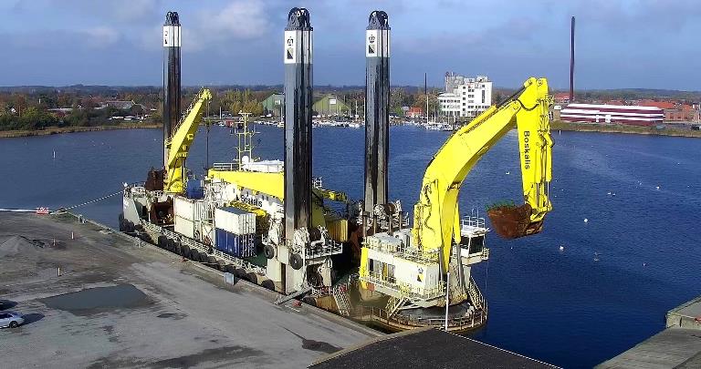 Verdens største gravemaskine fortøjet til kaj 1 Nakskov Havn